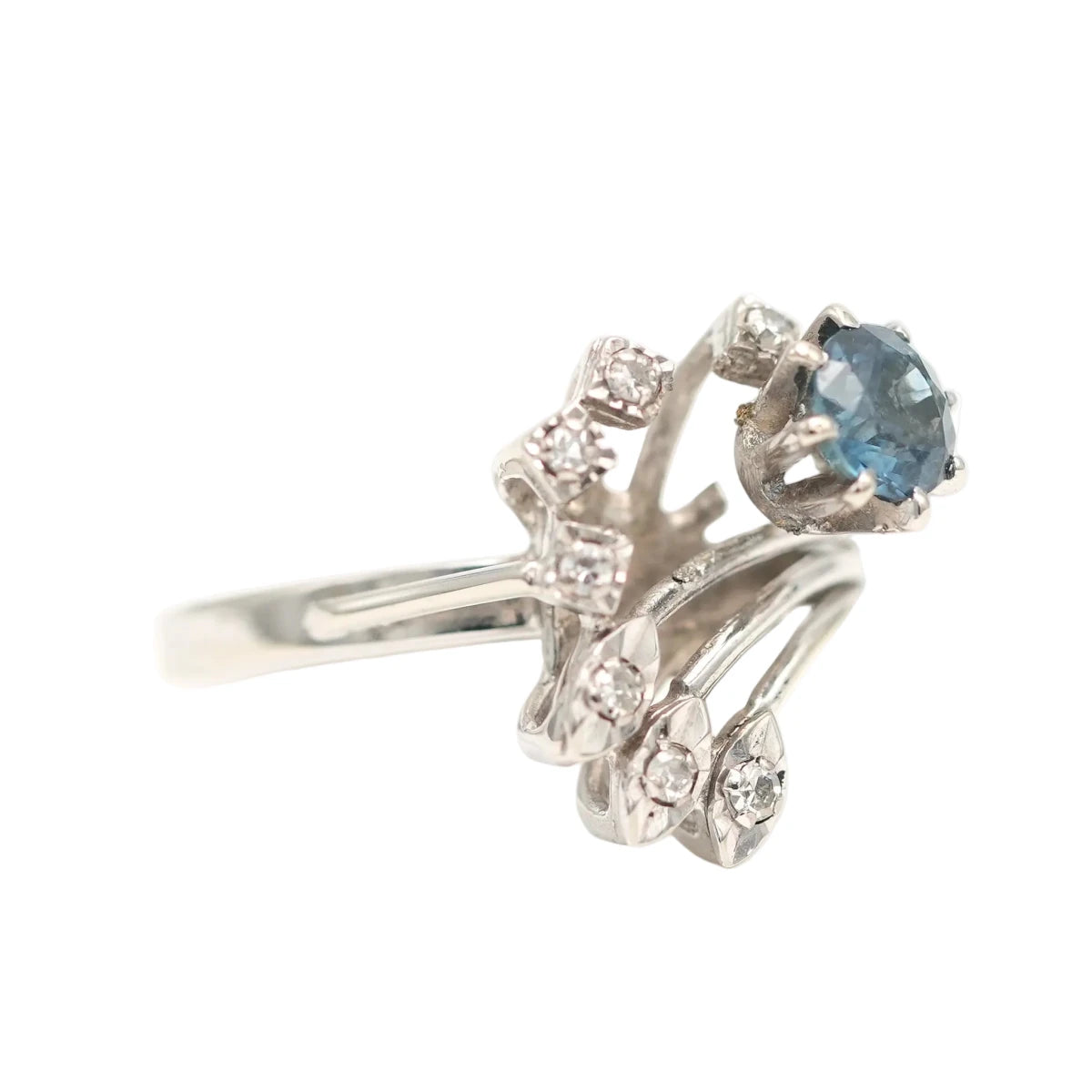 Bague Cocktail en or blanc, saphir et diamants - Castafiore