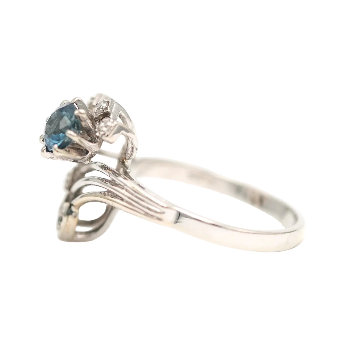 Bague Cocktail en or blanc, saphir et diamants - Castafiore