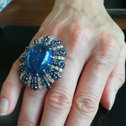 Bague Cocktail en or blanc, saphirs et diamants - Castafiore
