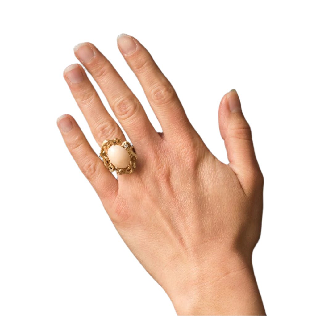 Bague Cocktail en or jaune, corail et diamants - Castafiore