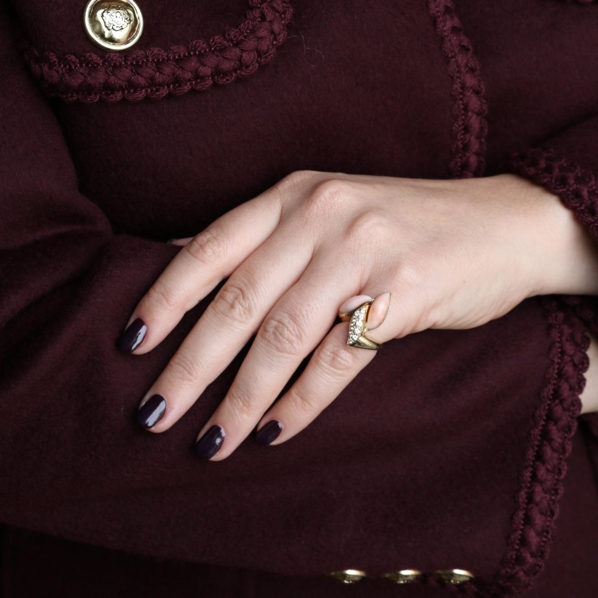 Bague Cocktail en or jaune, corail et diamants - Castafiore