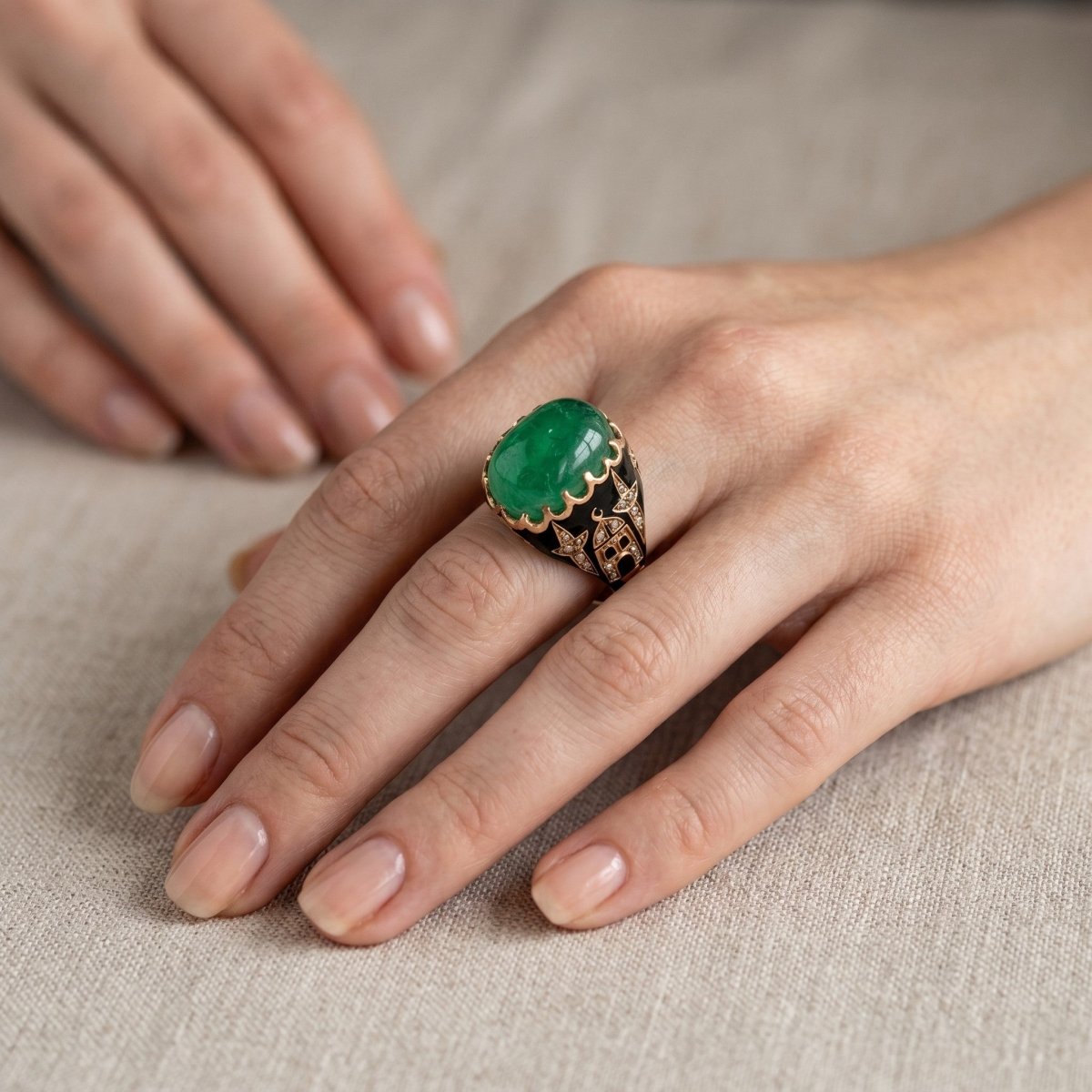 Bague Cocktail en or jaune, émail, émeraude et diamants - Castafiore