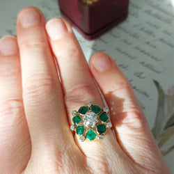 Bague Cocktail en or jaune, émeraudes et diamants - Castafiore