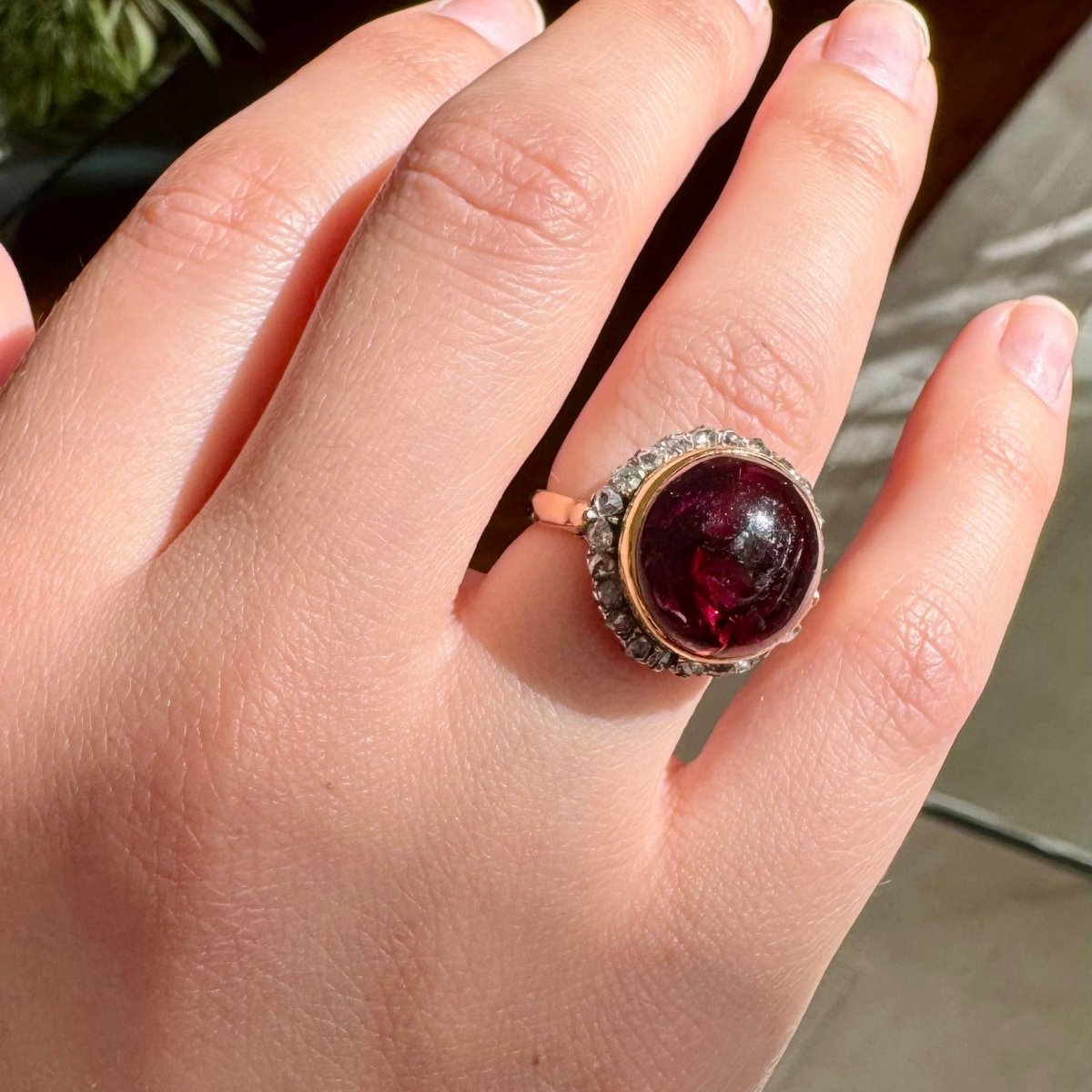 Bague Cocktail en or jaune, grenat et diamants - Castafiore