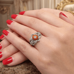 Bague Cocktail en or jaune, or blanc, platine, corail et diamants - Castafiore