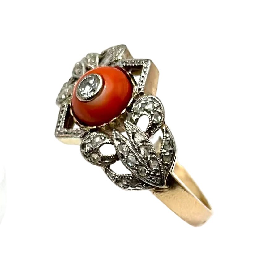 Bague Cocktail en or jaune, or blanc, platine, corail et diamants - Castafiore