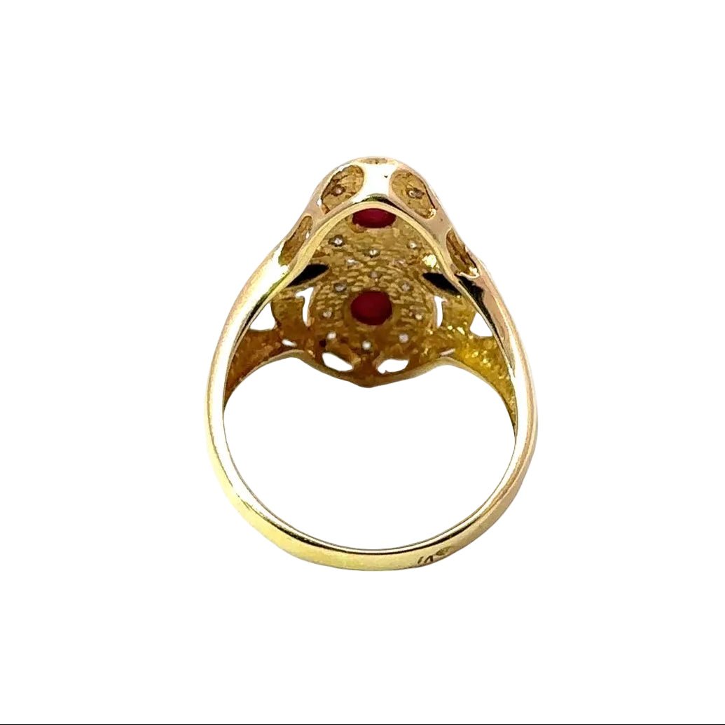 Bague Cocktail en or jaune, or blanc, rubis, saphirs et diamants - Castafiore