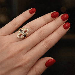 Bague Cocktail en or jaune, or blanc, rubis, saphirs et diamants - Castafiore