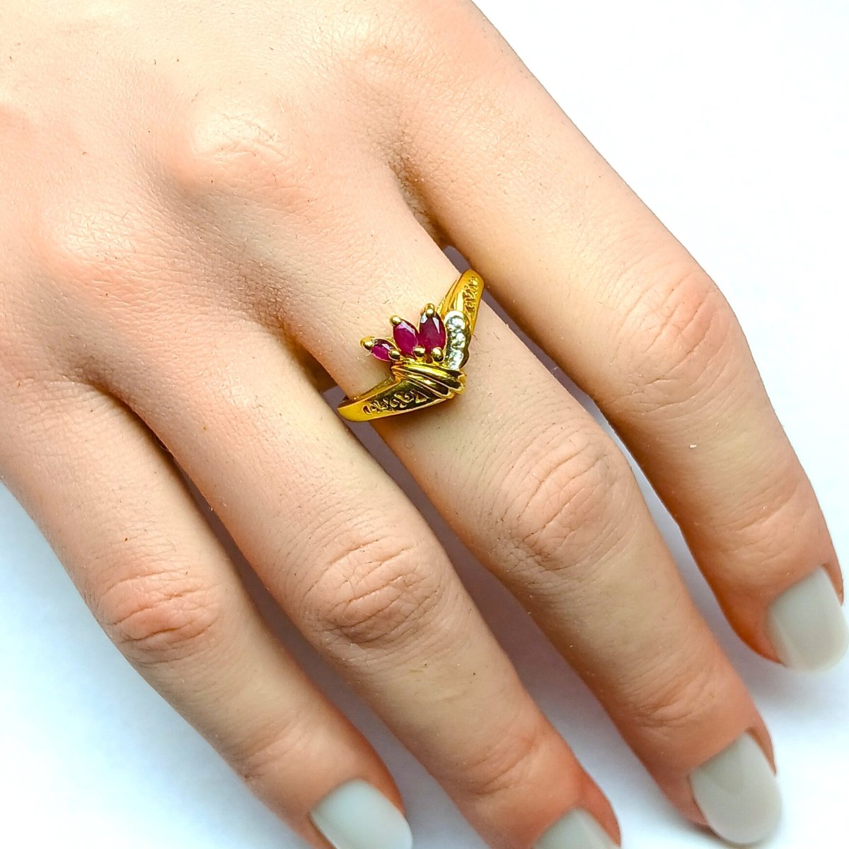 Bague Cocktail en or jaune, rubis, et diamants - Castafiore