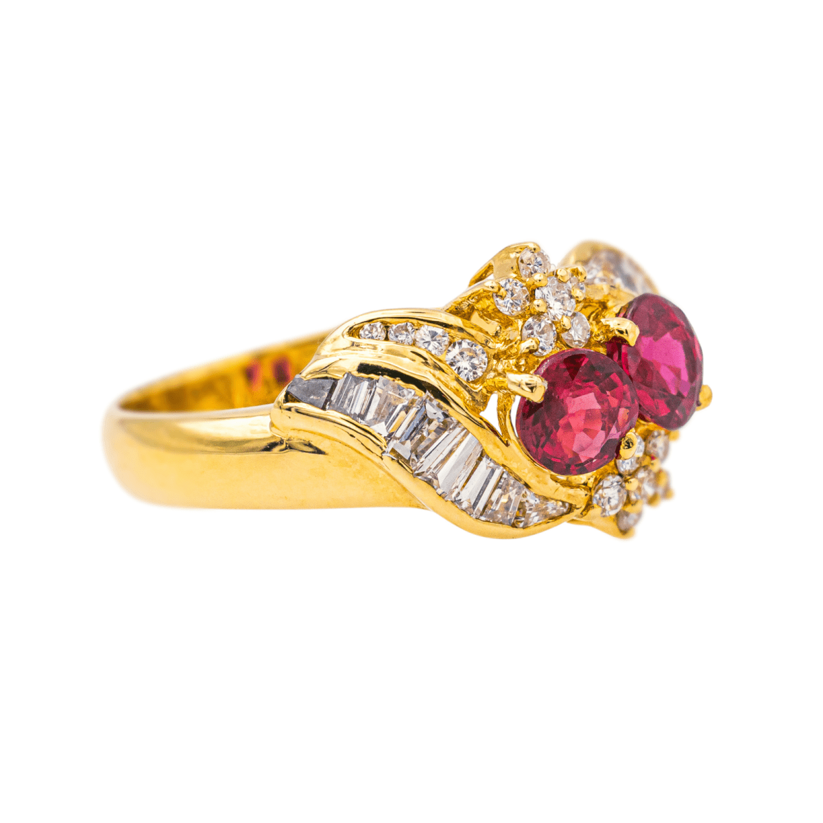 Bague Cocktail en or jaune, rubis et diamants - Castafiore