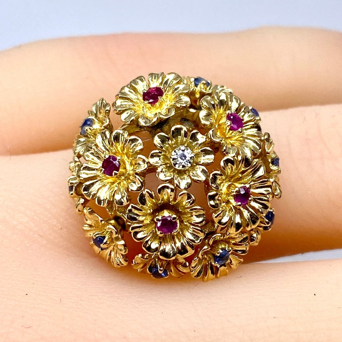Bague Cocktail en or jaune, saphir, rubis et diamant - Castafiore