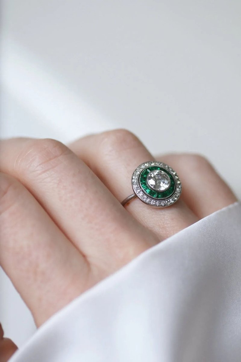 Bague Cocktail en platine, diamant et émeraudes - Castafiore