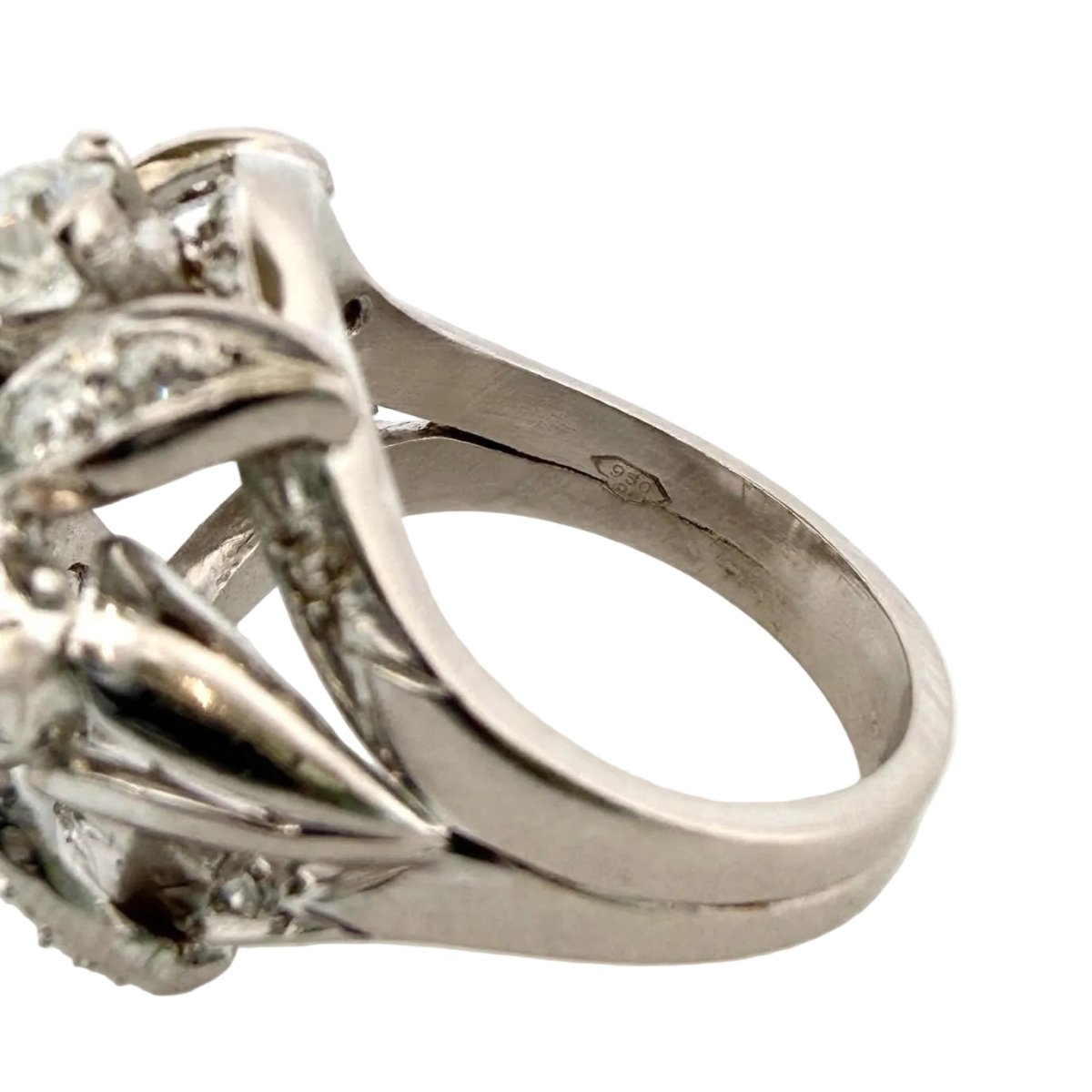 Bague Cocktail en platine, émeraude et diamants - Castafiore