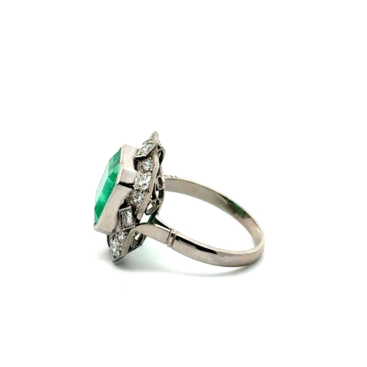 Bague Cocktail en platine, émeraude et diamants - Castafiore