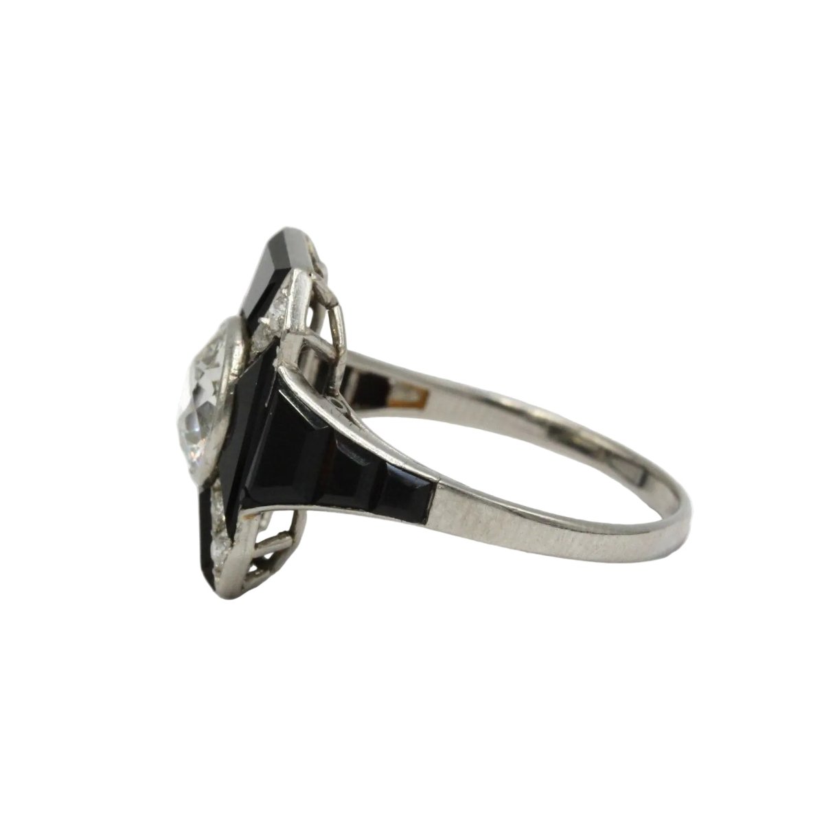 Bague Cocktail en platine, onyx et diamants - Castafiore