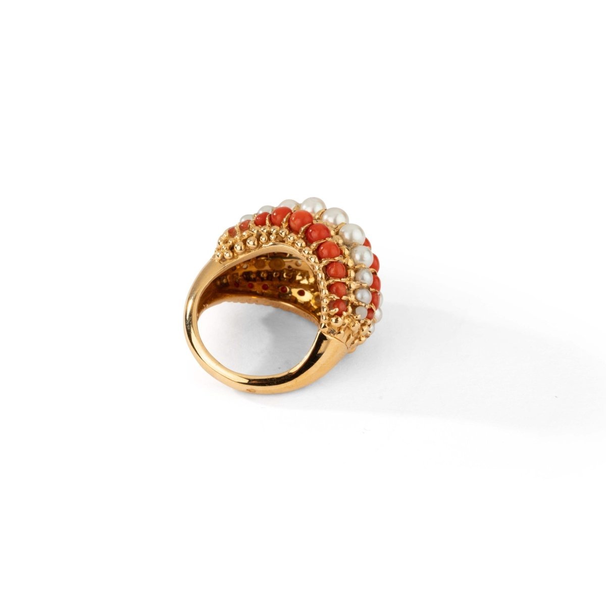 Bague Cocktail VAN CLEEF & ARPELS en or jaune, corail et perles - Castafiore