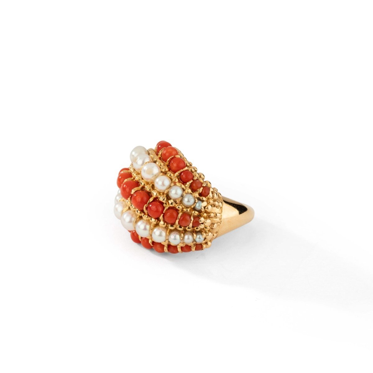 Bague Cocktail VAN CLEEF & ARPELS en or jaune, corail et perles - Castafiore