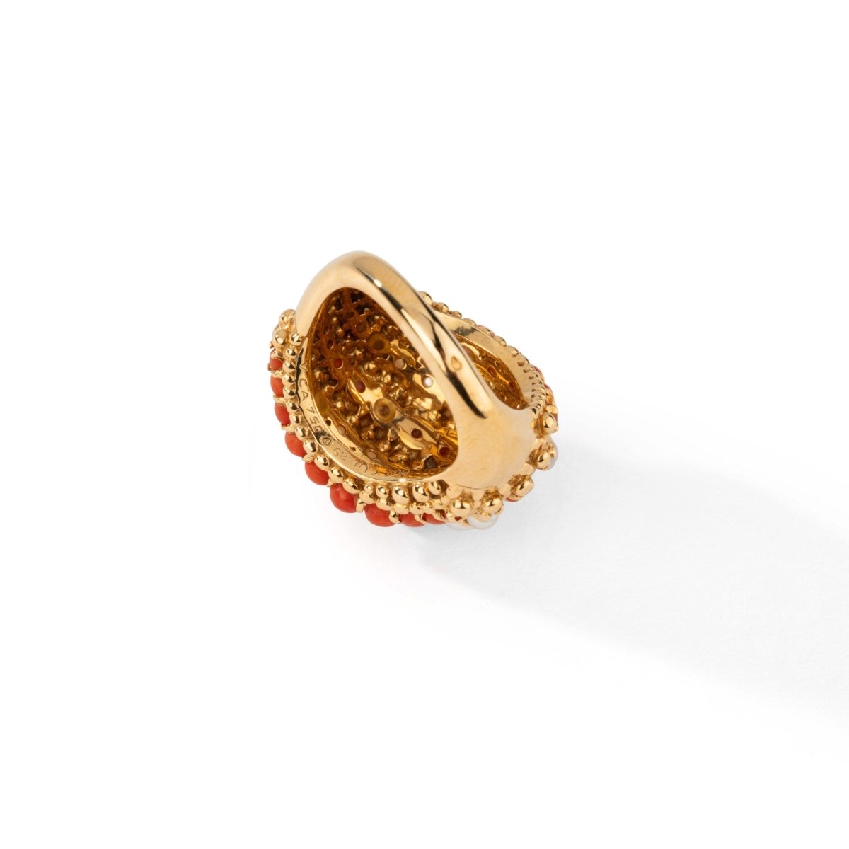 Bague Cocktail VAN CLEEF & ARPELS en or jaune, corail et perles - Castafiore