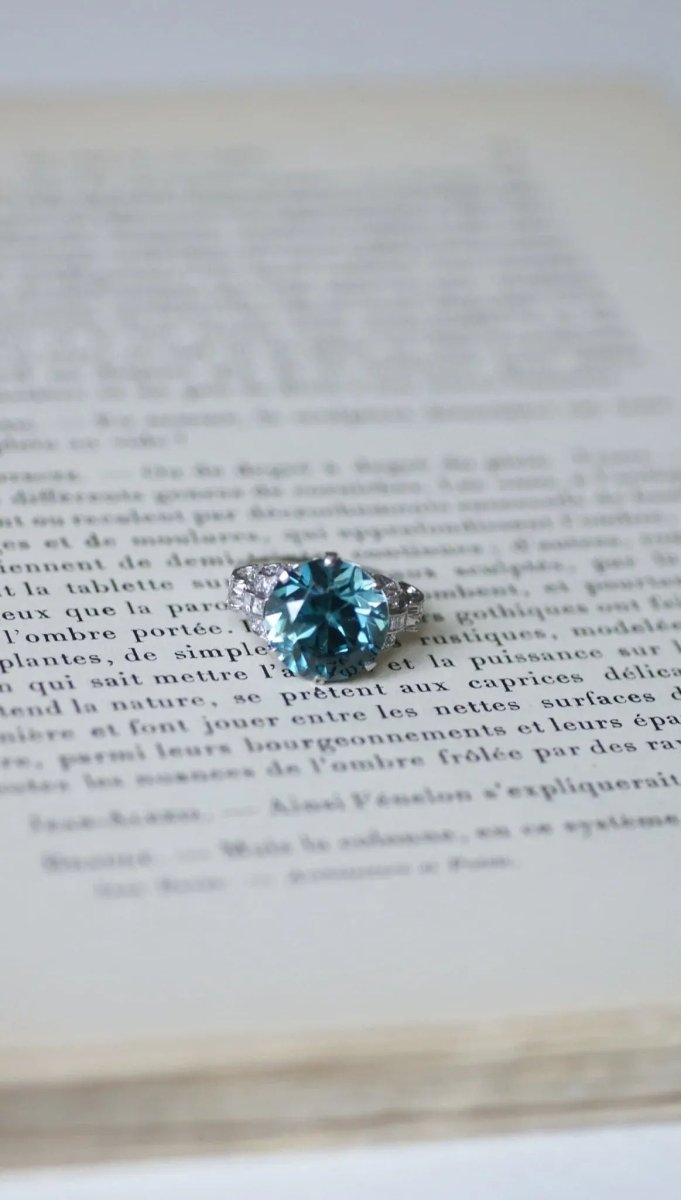 Bague Cocktail Zircon bleu et diamants sur platine - Castafiore