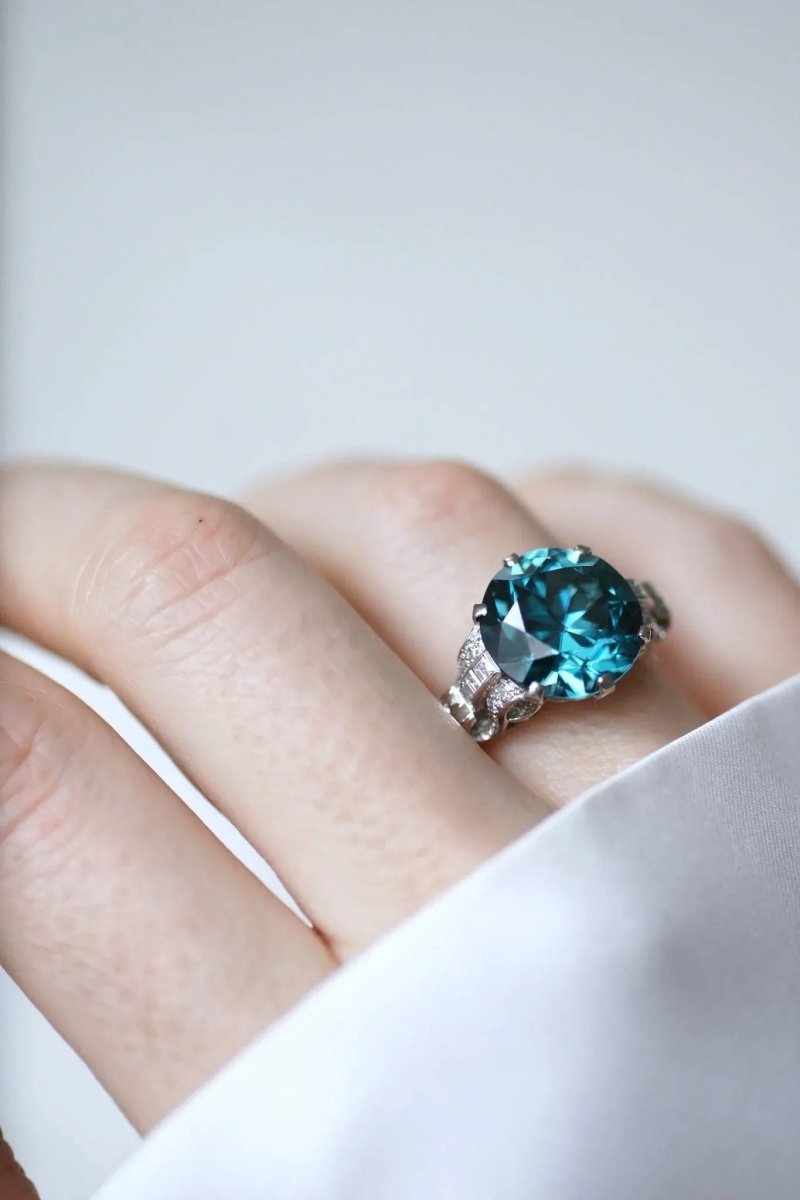 Bague Cocktail Zircon bleu et diamants sur platine - Castafiore