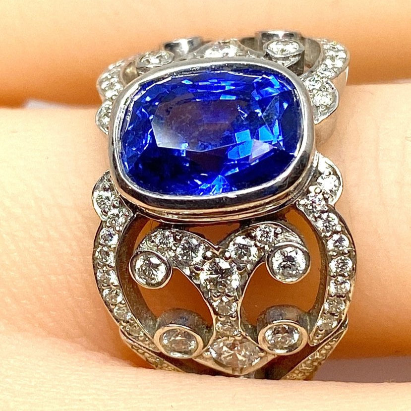 Bague coktail en or 18 carats de forme bandeau en saphir et diamants - Castafiore