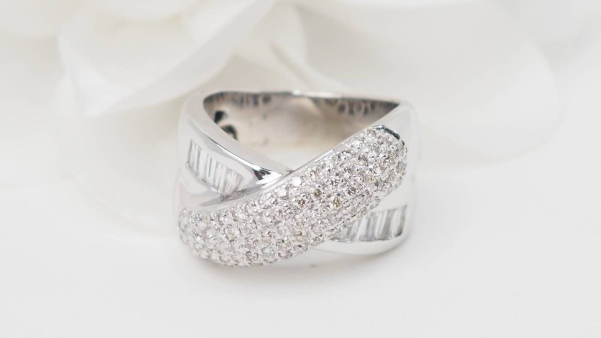 Bague croisée en or blanc et diamants - Castafiore