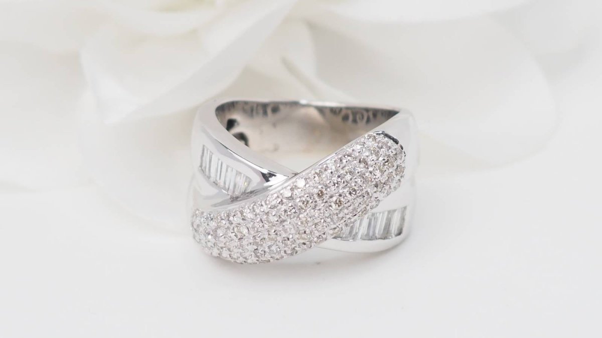 Bague croisée en or blanc et diamants - Castafiore
