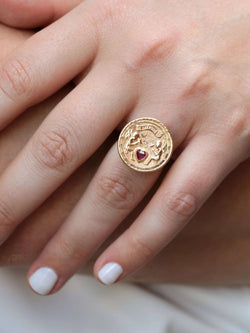 Bague d’amour vintage IL BAT POUR TOI en or et rubis - Castafiore