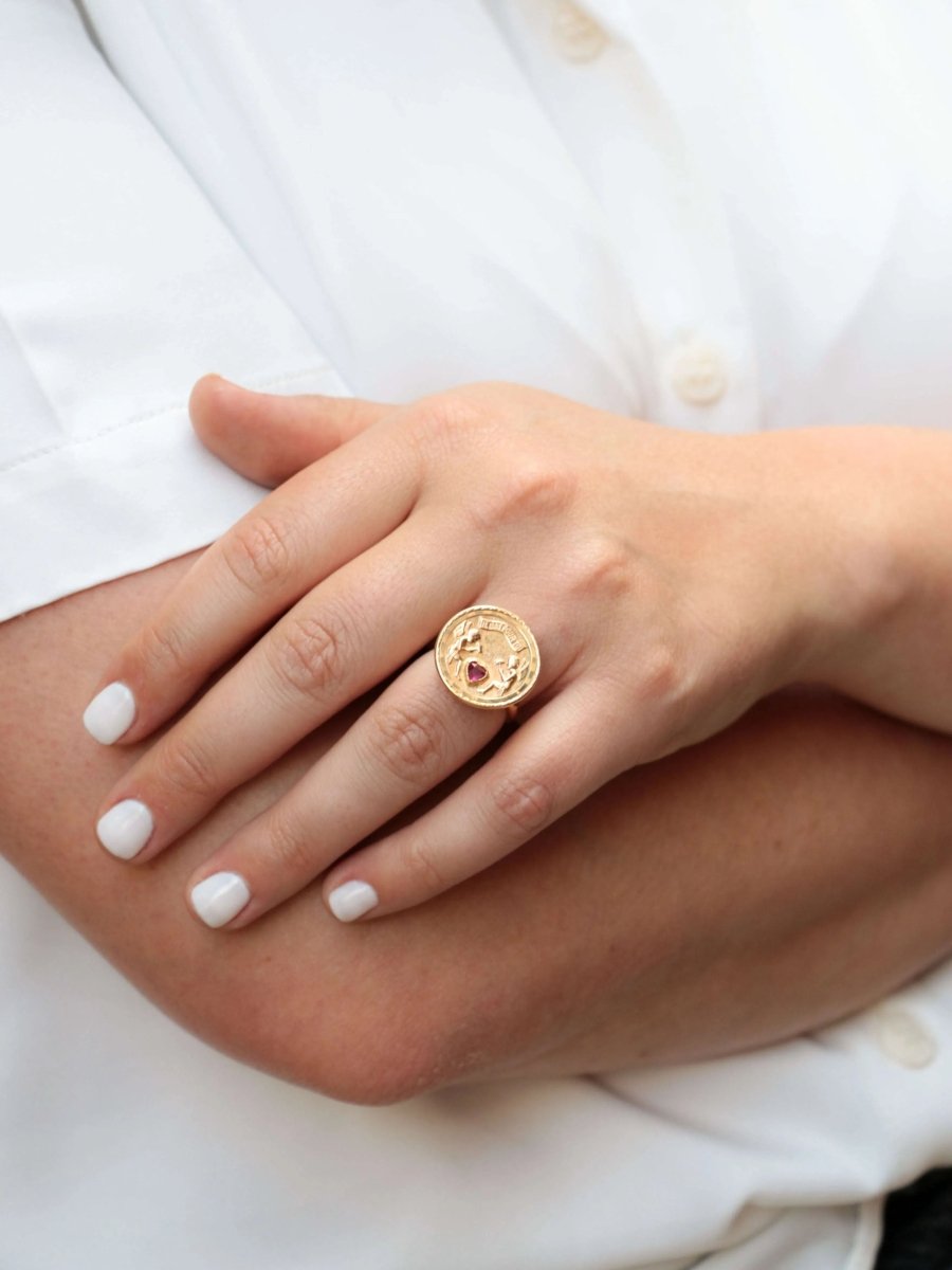 Bague d’amour vintage IL BAT POUR TOI en or et rubis - Castafiore
