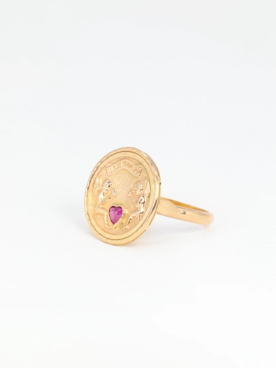 Bague d’amour vintage IL BAT POUR TOI en or et rubis - Castafiore