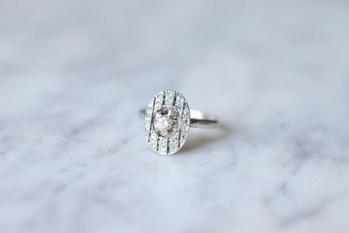 Bague de fiançailles ovale Art Deco platine or blanc et diamants - Castafiore
