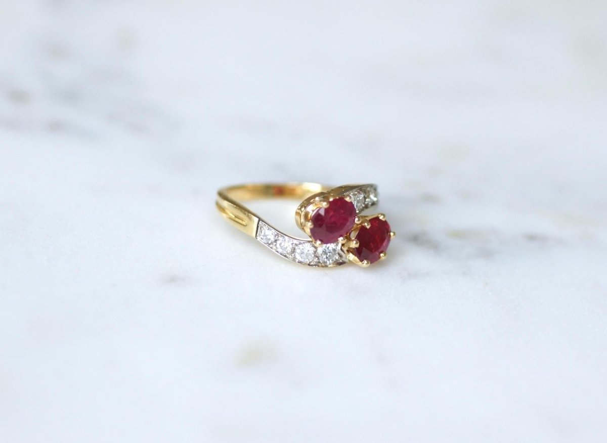 Bague de Fiançailles Toi et Moi Rubis et Diamants sur Or Jaune - Castafiore