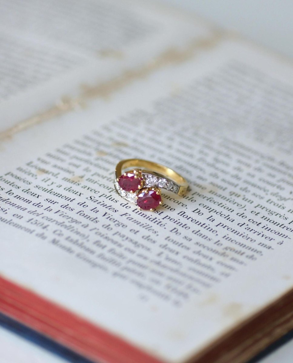 Bague de Fiançailles Toi et Moi Rubis et Diamants sur Or Jaune - Castafiore