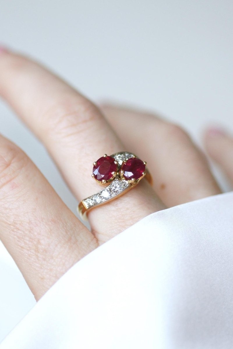 Bague de Fiançailles Toi et Moi Rubis et Diamants sur Or Jaune - Castafiore