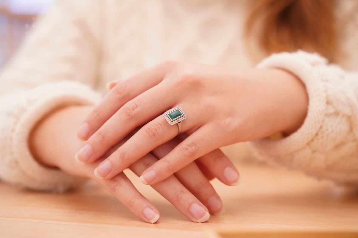 Bague de forme rectangle sertie d'une émeraude - Castafiore