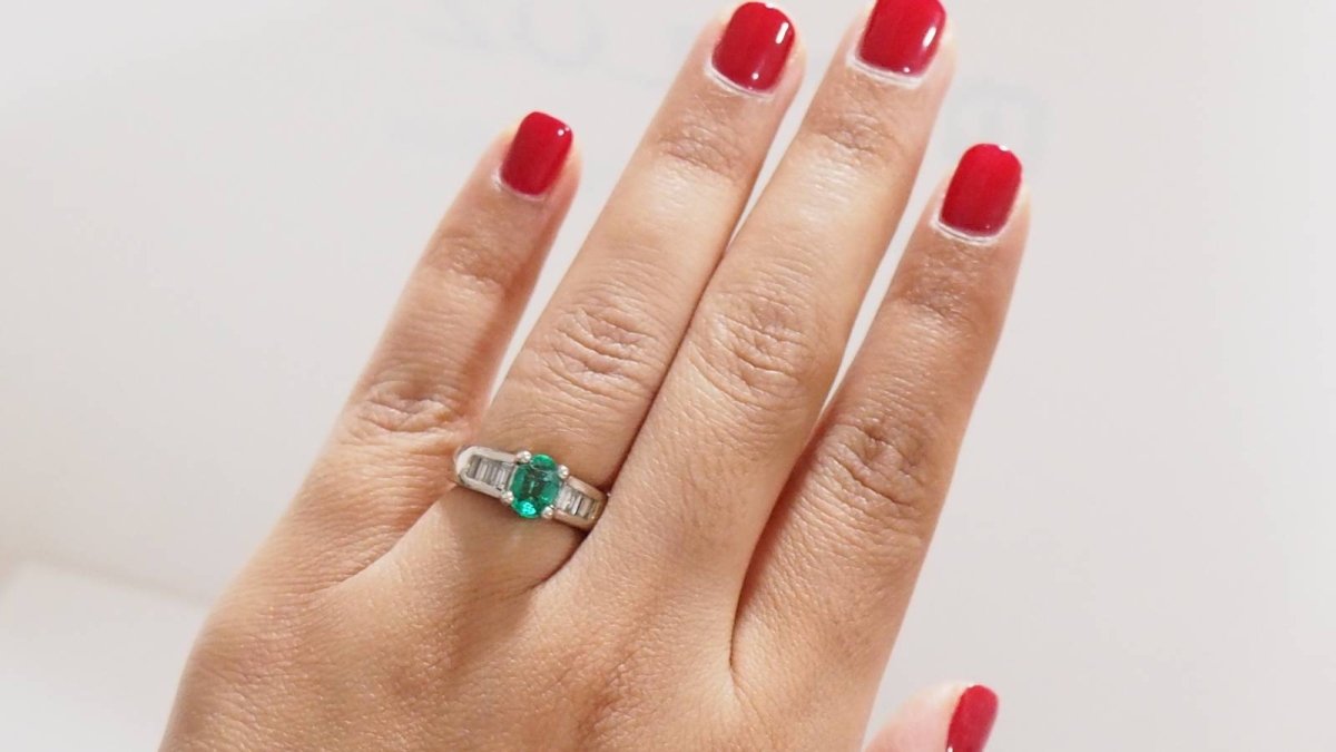 Bague de luxe en or blanc, émeraude et diamants baguettes - Castafiore