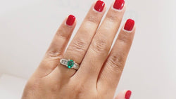 Bague de luxe en or blanc, émeraude et diamants baguettes - Castafiore
