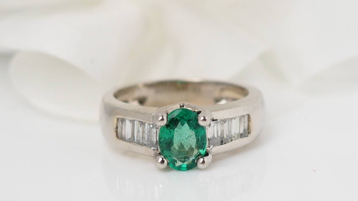 Bague de luxe en or blanc, émeraude et diamants baguettes - Castafiore
