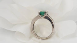Bague de luxe en or blanc, émeraude et diamants baguettes - Castafiore