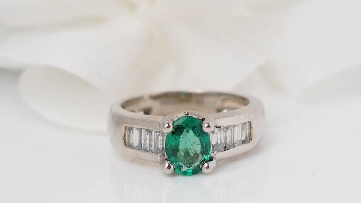 Bague de luxe en or blanc, émeraude et diamants baguettes - Castafiore