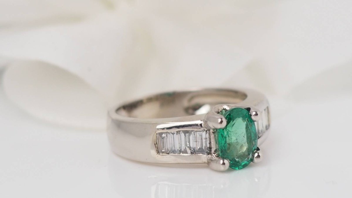 Bague de luxe en or blanc, émeraude et diamants baguettes - Castafiore