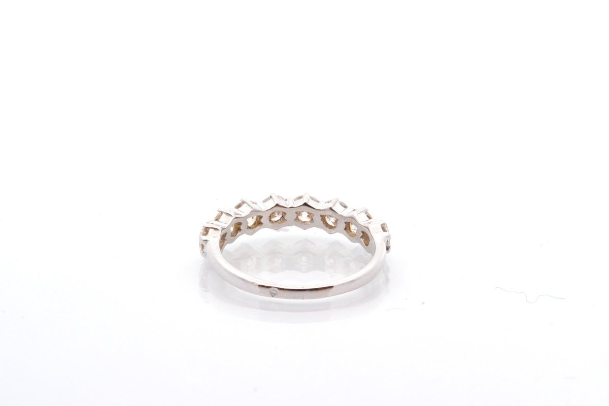 Bague Demi alliance en or blanc et diamants - Castafiore