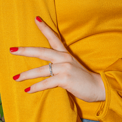 Bague Demi - Alliance en or blanc et diamants - Castafiore