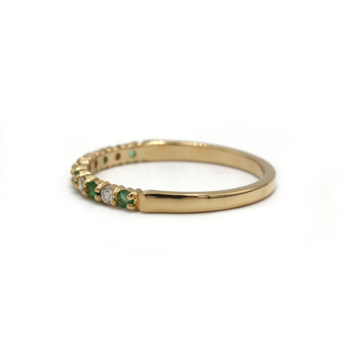 Bague Demi - Alliance en or jaune, émeraudes et diamants - Castafiore