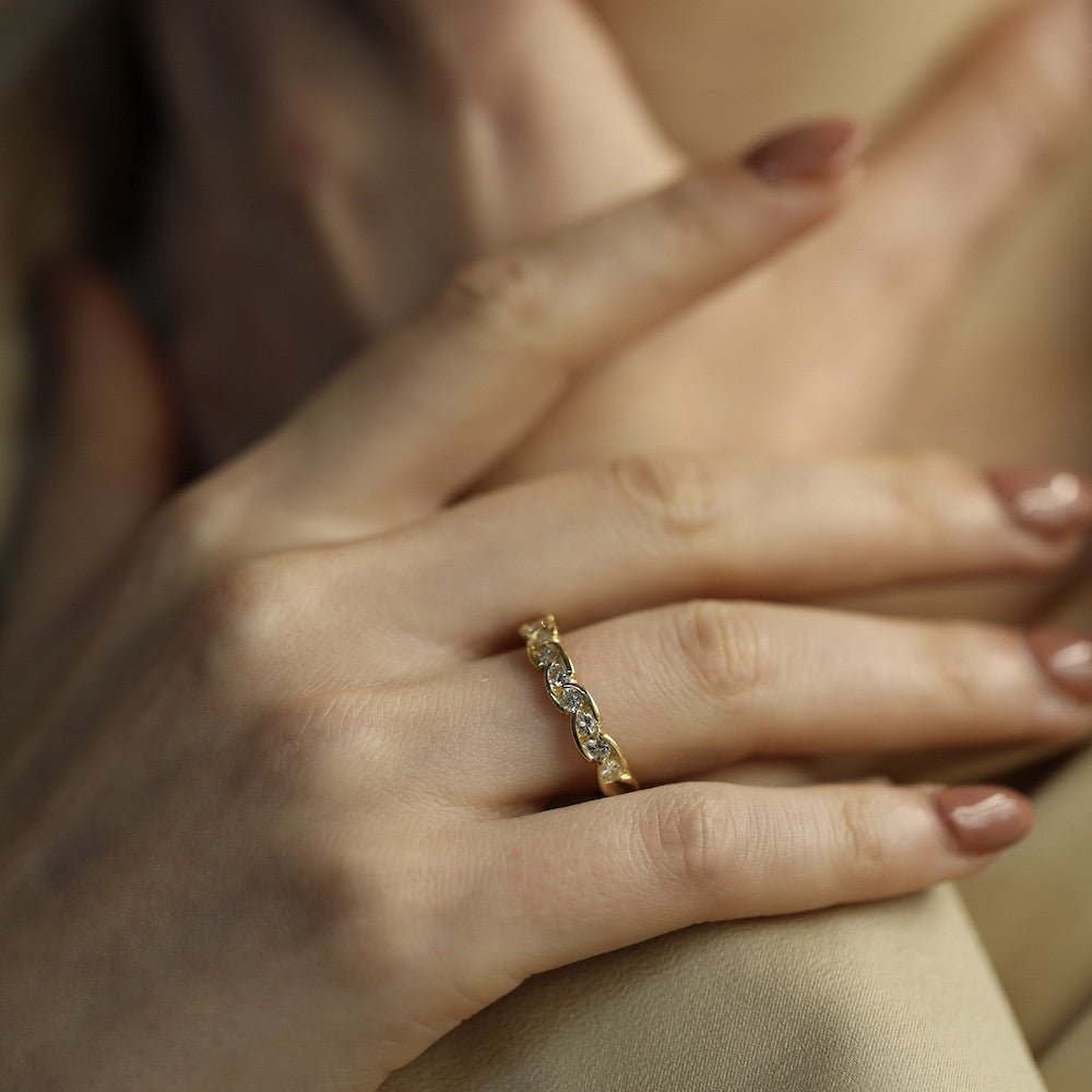 Bague Demi - alliance en or jaune et diamants - Castafiore