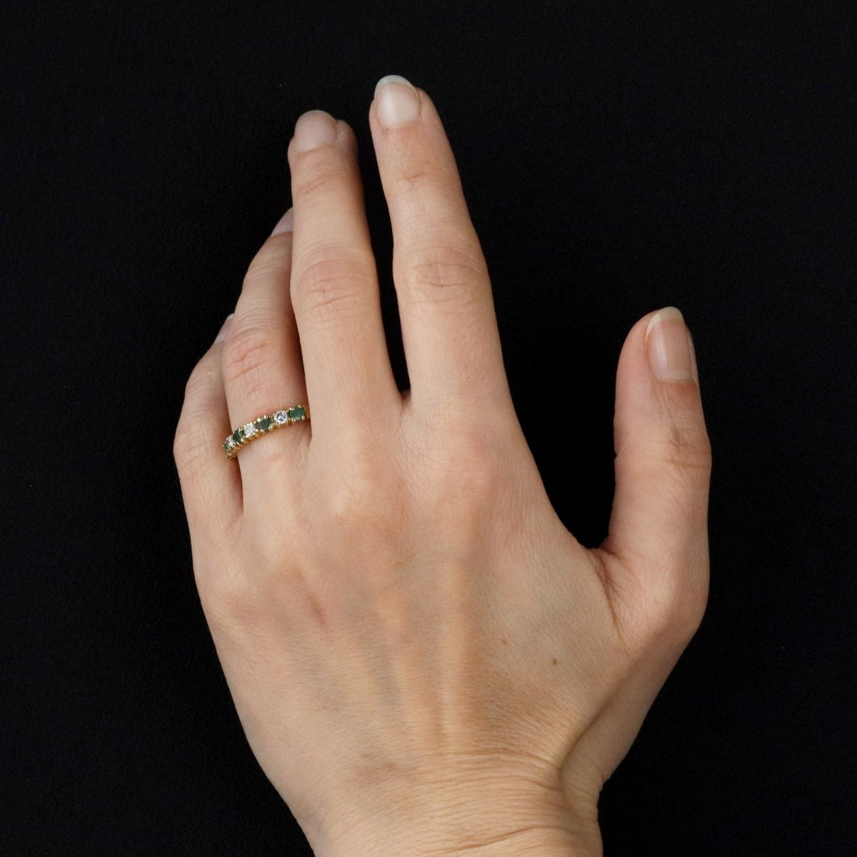 Bague demi alliance en or jaune et émeraudes diamants - Castafiore