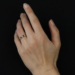 Bague demi alliance en or jaune et saphir - Castafiore