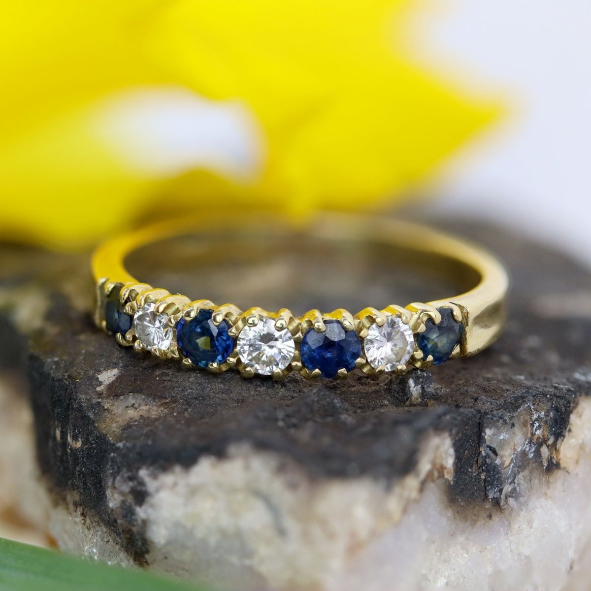 Bague demi alliance en or jaune et saphir - Castafiore