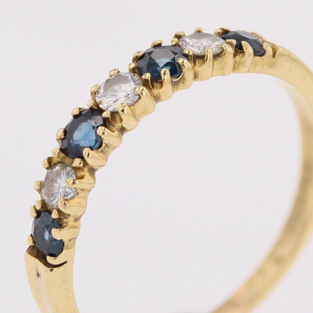 Bague demi alliance en or jaune et saphir - Castafiore
