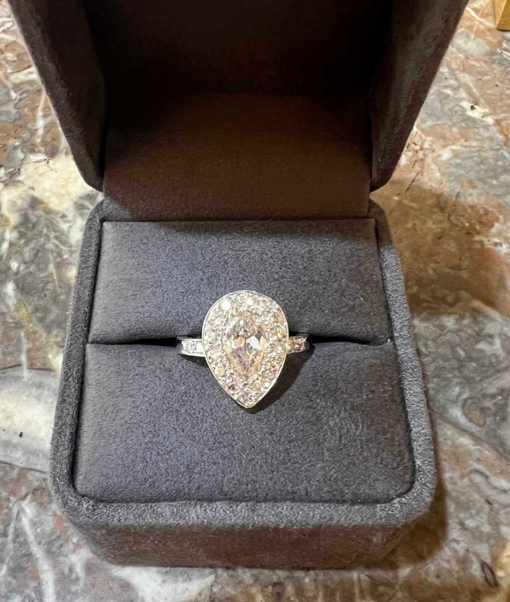 Bague Diamants Poire 1.90 Carats Platine Or Gris 18 Carats - Castafiore